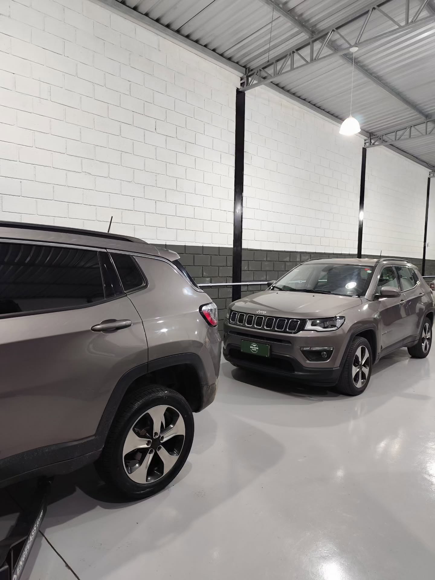 Dois Jeep Compass na oficina especializada