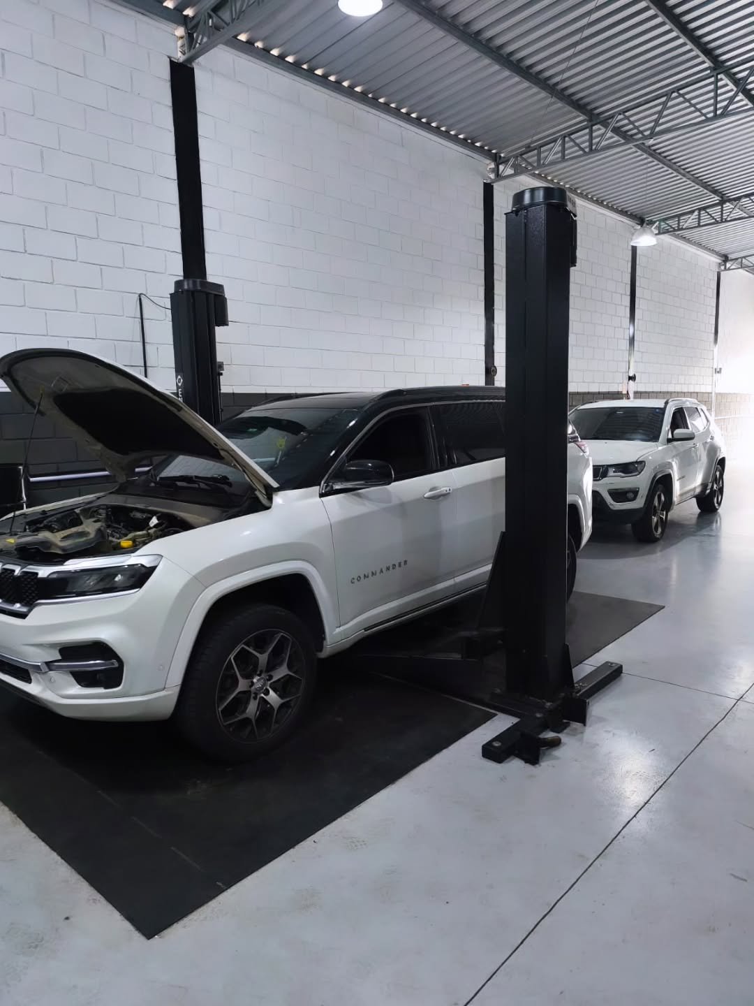 Jeep Commander em revisão na rampa